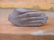 Sculpture en pierre : main