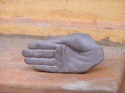 Sculpture en pierre : main